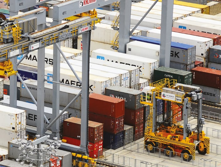 Kalmar Hybrid Shuttle Carriers Produce 40% Less Emissions. | Kalmarglobal